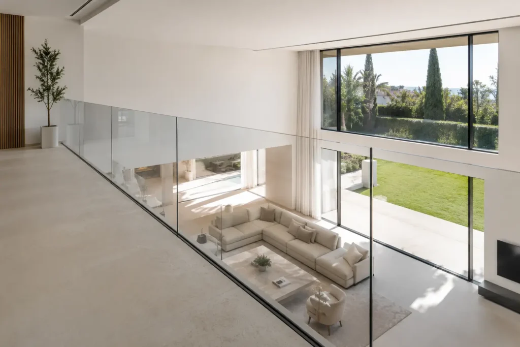 Garde-corps en verre structurel pour la protection d'une mezzanine moderne dans une villa à Mougins.